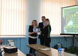 Солодкими призами переможців нагороджує к.е.н., ст. викладач Соковніна Д.М.